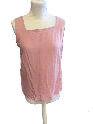 une photo d'un haut rose sur un mannequin