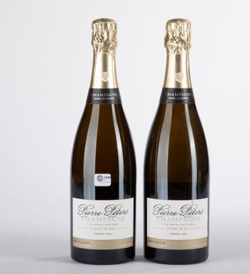 deux bouteilles de champagne sur fond blanc