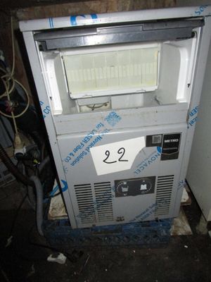 une petite machine à glaces posée dans un coin de la pièce