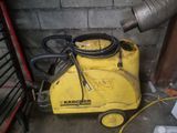 une machine jaune posée sur le sol