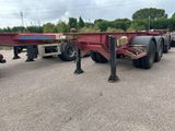 une semi-remorque à plateau garée sur un parking