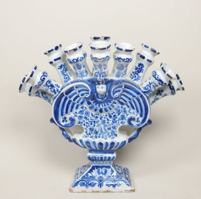 un vase bleu et blanc orné d'un paon