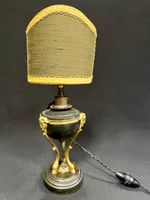 Lampe en bronze, laiton et tôle laquée, à motif de trois têt…