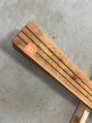un morceau de bois posé par terre, avec une étiquette de prix dessus