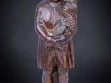 statue représentant un garçon tenant un oiseau dans ses mains