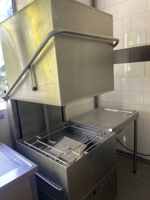 une cuisine avec un évier et une cuisinière