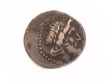 une vieille pièce de monnaie sur laquelle figure l'effigie d'une femme