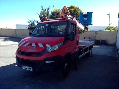 un camion rouge garé dans un parking