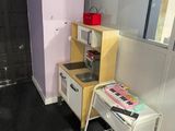 une petite cuisine équipée d'un évier, d'une cuisinière et d'un micro-ondes