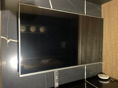 un téléviseur à écran plat fixé au mur d'une pièce