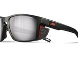 gros plan d'une paire de lunettes de soleil sur fond blanc