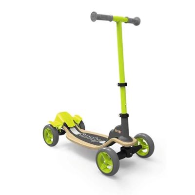 gros plan d'un scooter sur fond blanc