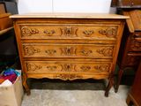 une commode en bois avec des tiroirs et un miroir posé dessus