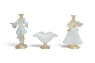 trois figurines en verre représentant une femme et un homme sur fond blanc
