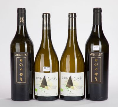 trois bouteilles de vin sont alignées sur une surface blanche
