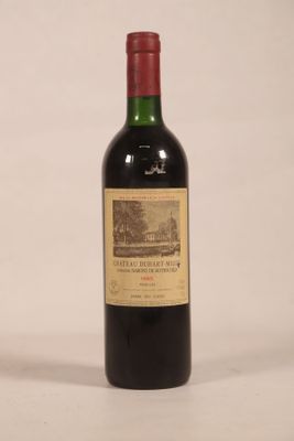 une bouteille de vin posée sur une table