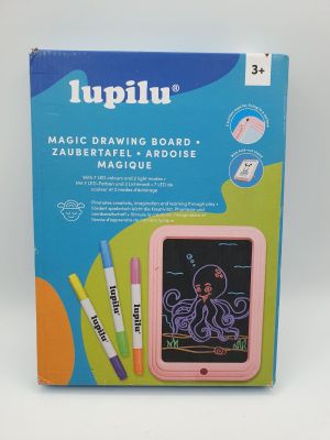La boîte contient une planche à dessin, des feutres et des marqueurs.