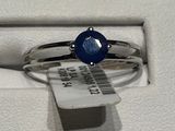 une image d'une bague sertie d'une pierre bleue