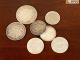 quelques pièces de monnaie sont posées sur une table en bois, sur fond marron
