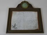 une photo d'une horloge accrochée au mur, au-dessus d'une feuille de papier