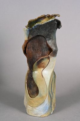 un vase surmonté d'un oiseau
