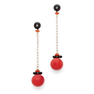 une paire de boucles d'oreilles rouges et noires ornées de perles