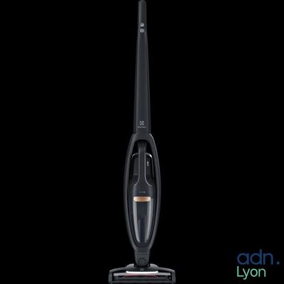 gros plan d'un aspirateur sur fond noir