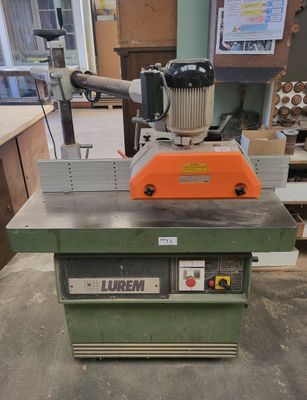 l'image d'une machine posée sur une table