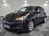 L'Opel noire est garée sur un sol en dalles à damier.
