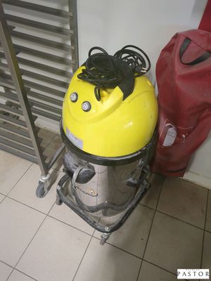 un aspirateur jaune et noir posé par terre à côté d'un sac rouge