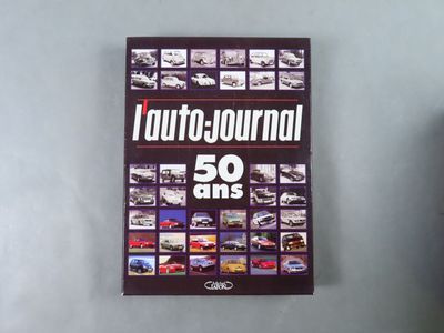 un livre posé sur une table