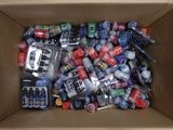 une boîte en carton remplie de différentes sortes de sodas