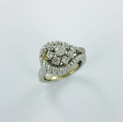 gros plan d'une bague en diamant sur une surface blanche