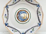 une assiette blanche avec l'image d'un poisson dessus