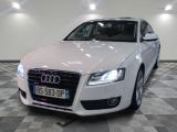 une image d'une voiture audi blanche dans une salle d'exposition