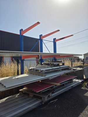 un gros tas de tôles posé contre le mur d'un immeuble