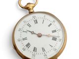 une montre de poche en or avec des chiffres romains sur le cadran