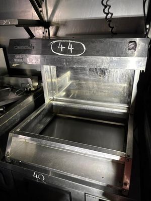 un four en métal sur lequel figure un numéro, dans une cuisine