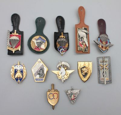 plusieurs types de badges sur une surface blanche