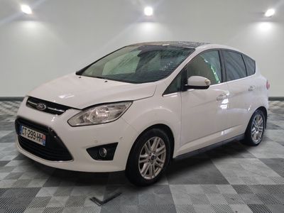 le ford c - max blanc est garé sur un sol en damier