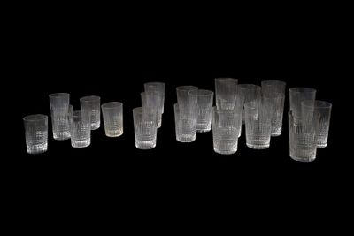 un grand nombre de verres alignés sur la table