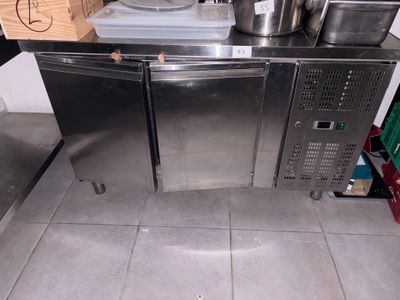 Un tour réfrigéré inox avec dosseret, deux portes battantes - positif 