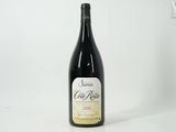une bouteille de vin posée sur une table