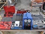 une table avec des outils dans un garage