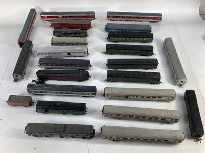 un grand nombre de trains miniatures qui se trouvent sur la table
