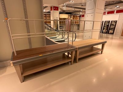 2 Tables basses de présentation en chêne cérusé sur 4 pieds …