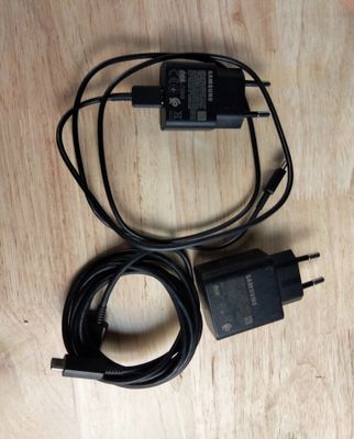 un chargeur et un câble posés sur une table en bois