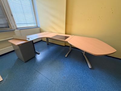un bureau d'angle dans une pièce vide dotée d'une fenêtre