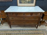 une commode au plateau en marbre dans une pièce où est accroché un tableau au mur