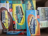une boîte remplie de vieilles voitures qui se trouvent dans la boîte